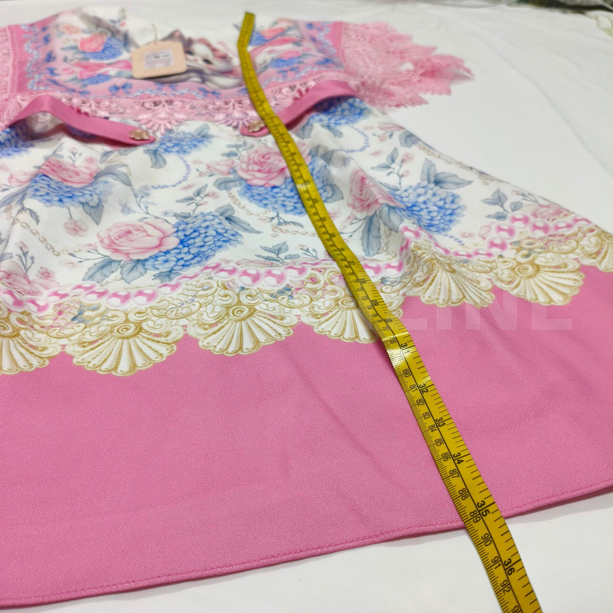 มี (S) (Limjted ) Mong Jai Dress "มองใจ" เดรสสันพิมพ์ลาย แขนกุด ปกใหญ่ปกปิดต้นแขนแต่งขอบลูกไม้ คอกลม มีซับใน ใส่ชิปหลัง