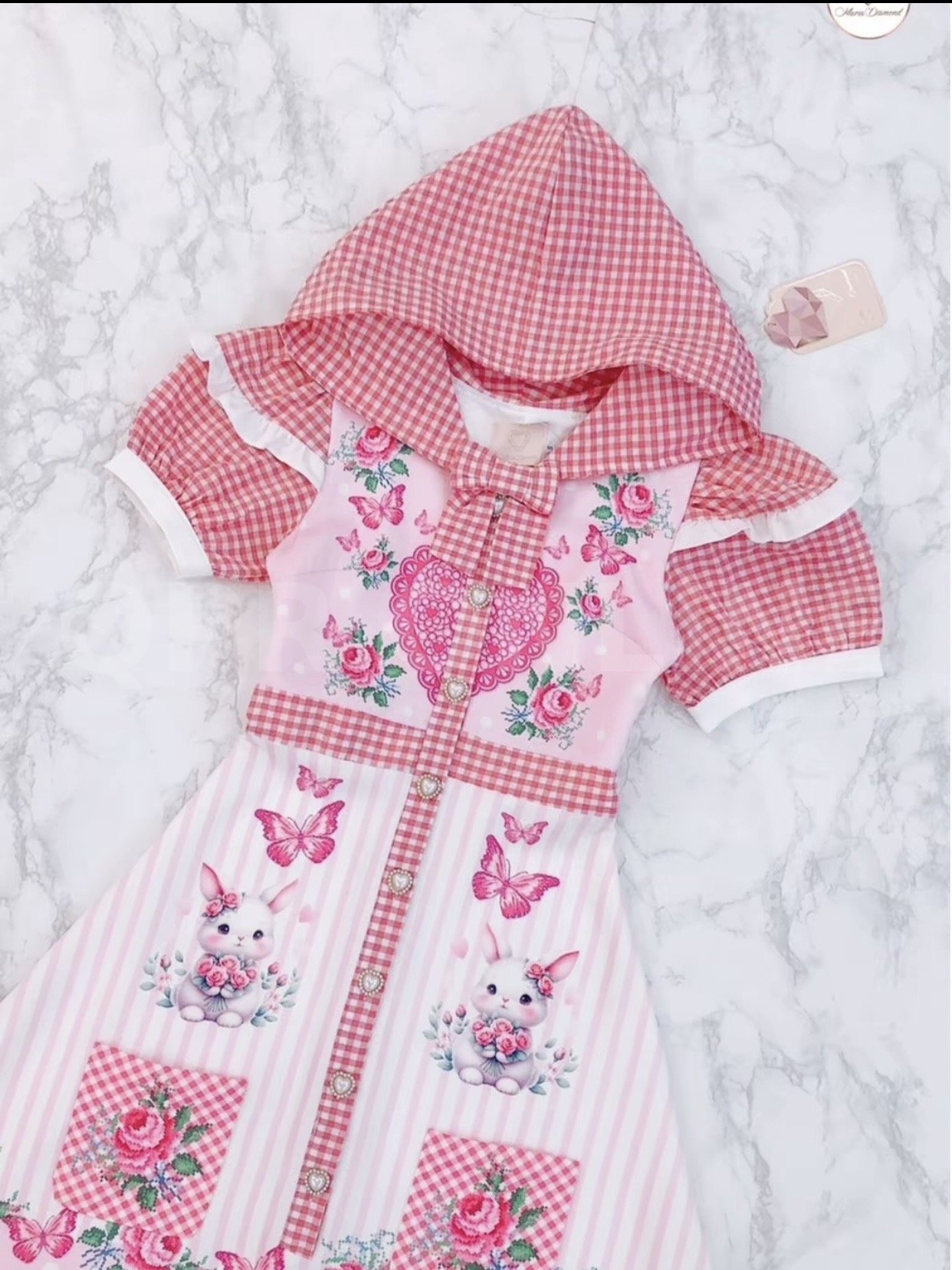 ไซส์ (มี s) Maria Diamond สีชมพู Hae in Hoodie Dress เดรสยาวมีฮู้ดผ้าเปเป้ พิมพ์ลายกระดุมหน้า ตัดต่อผ้าสก็อต์แดง แต่งกระเป๋าหน้า มีซับใน /ยาว46
