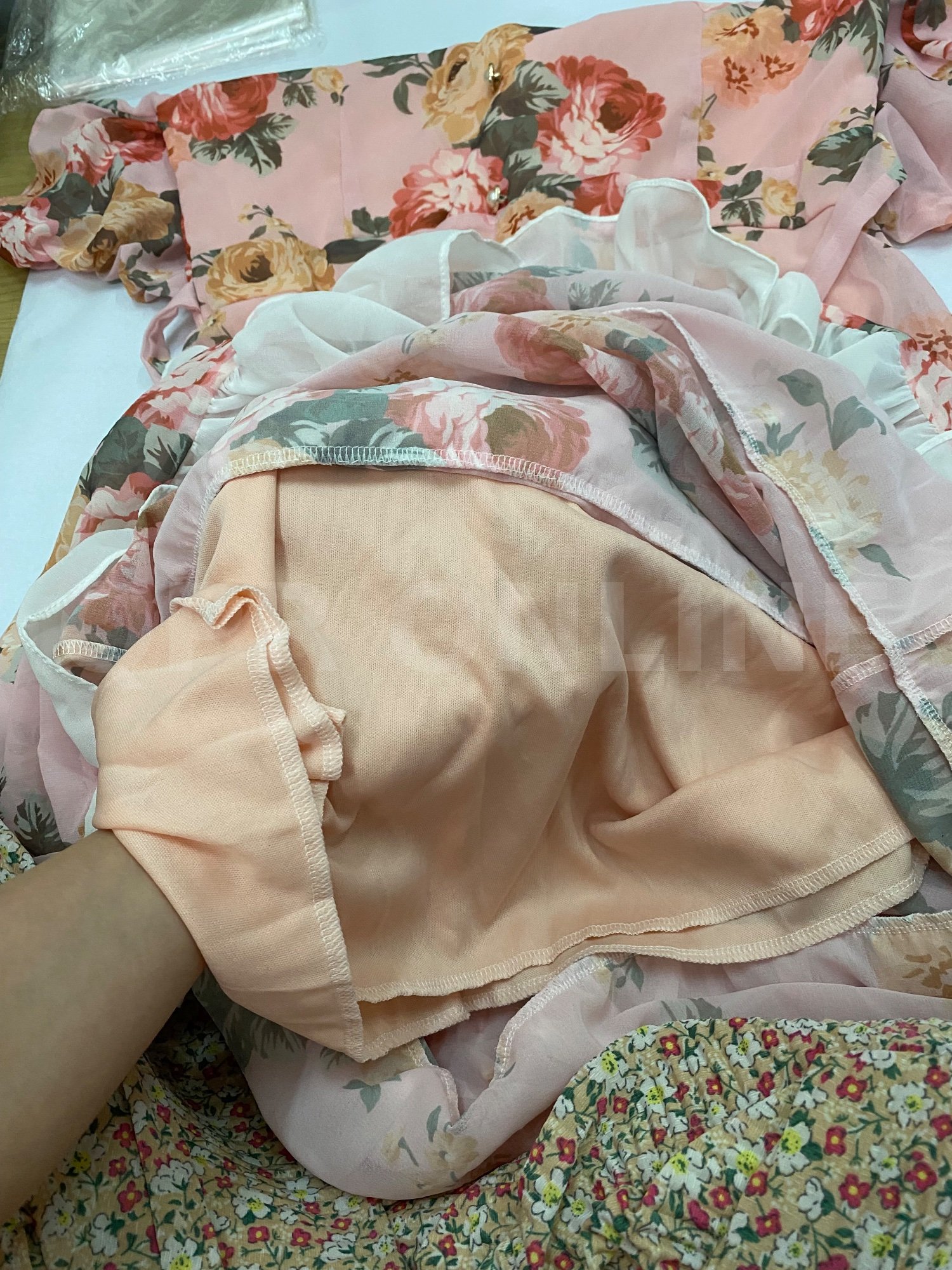 MABELCLOSETชุดเดรส สีชมพูลายดอกไม้แต่งระบายสีขาวชั้นชั้นผ้าชีฟองไซซ์ XL ถึง 2 XL