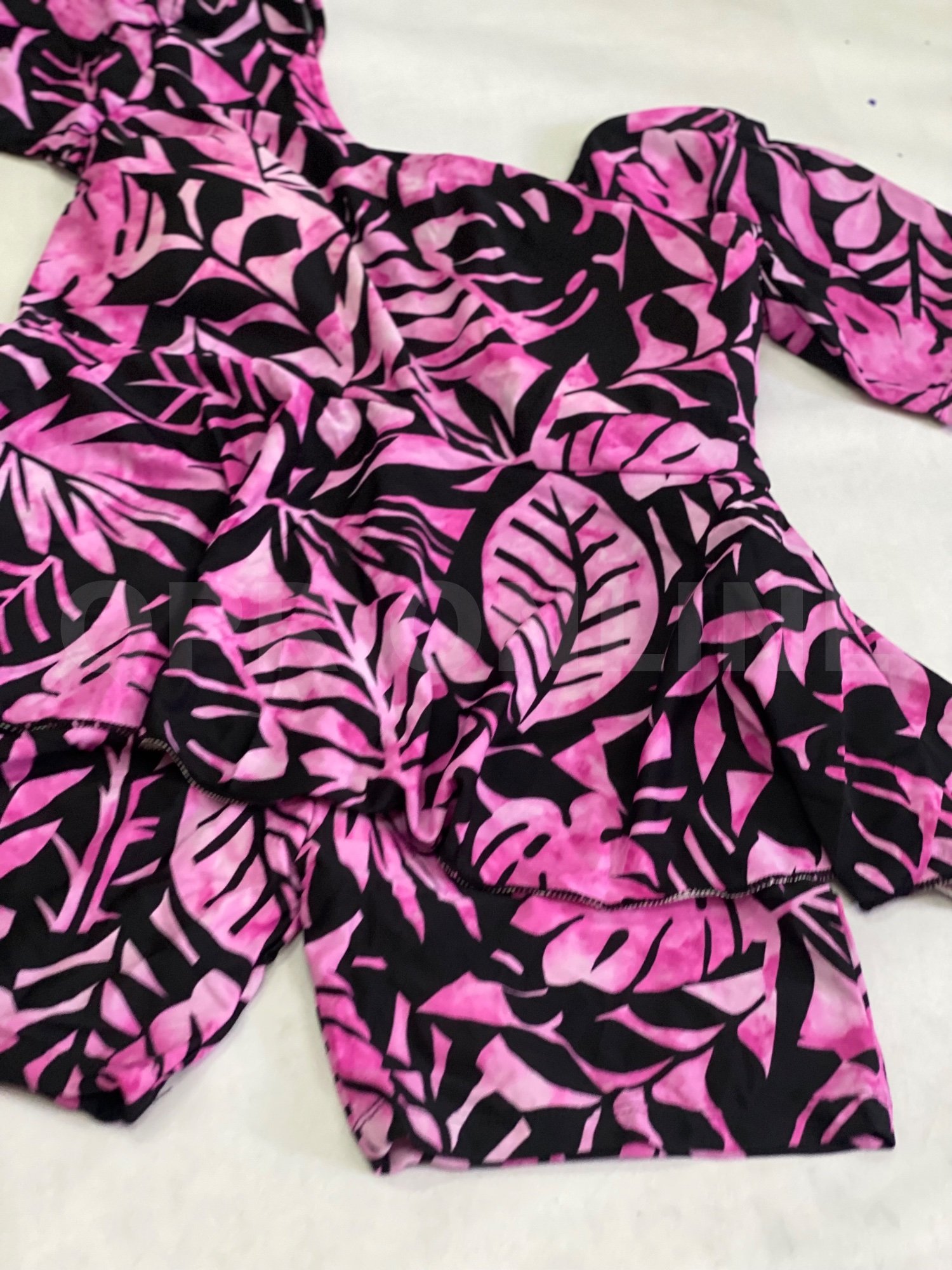 บอดี้สูทแบบแขนสั้นขาสั้น มีกระโปรง ไม่โป้ ลายใบไม้สีชมพูดำ แดงเขียว Size 2XL