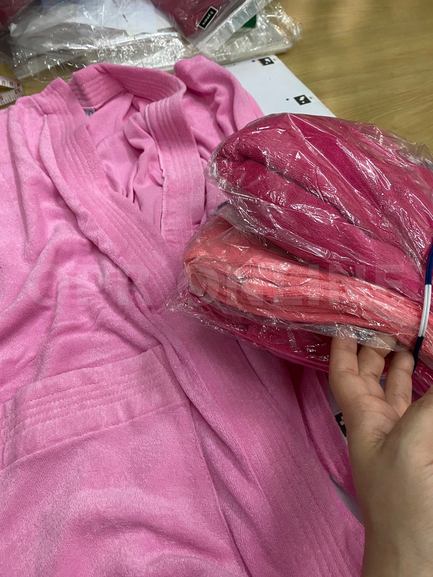 เสื้อคลุมอาบน้ำผู้หญิงสีชมพู สินค้า ล้างสต๊อก