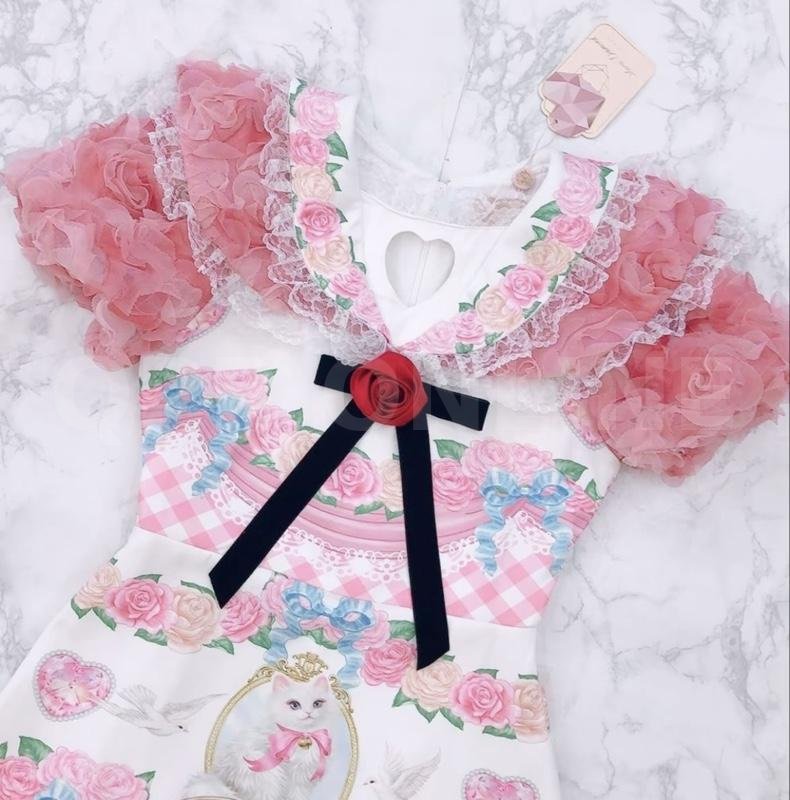 Maria Diamond สีชมพู One Moment Dress เดรสสั้นผ้าเปเป้พิมพ์ลาย แต่งผ้า 3D กุหลาบ อกฉลุหัวใจ มีซับใน ซิปหลัง