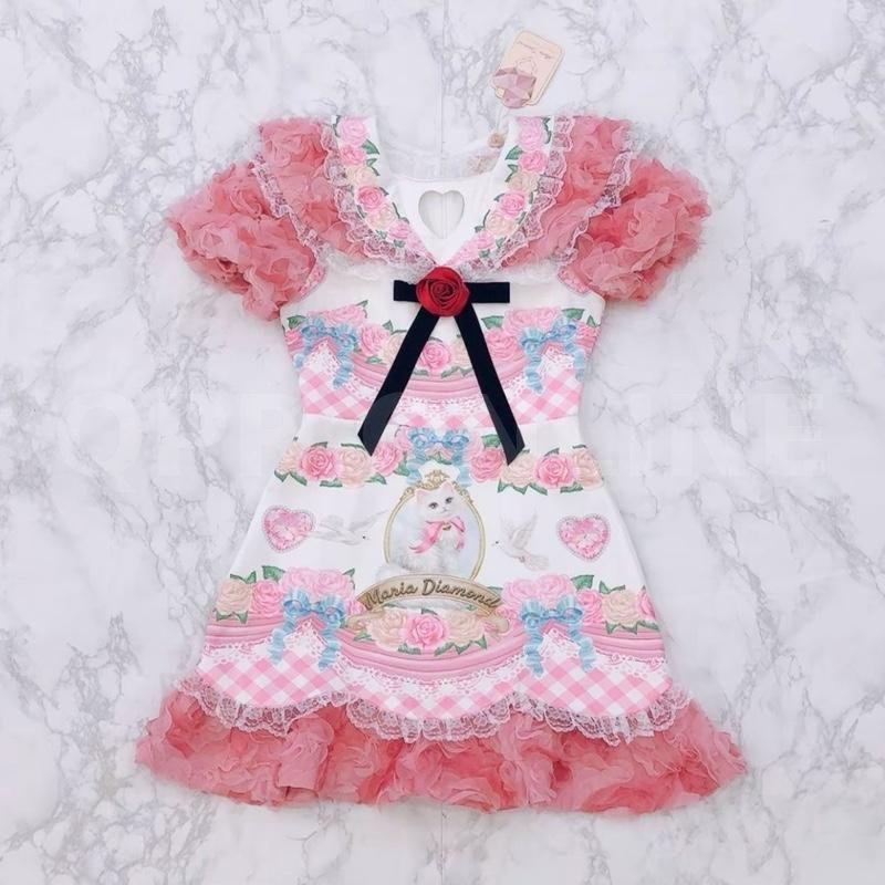 Maria Diamond สีชมพู One Moment Dress เดรสสั้นผ้าเปเป้พิมพ์ลาย แต่งผ้า 3D กุหลาบ อกฉลุหัวใจ มีซับใน ซิปหลัง