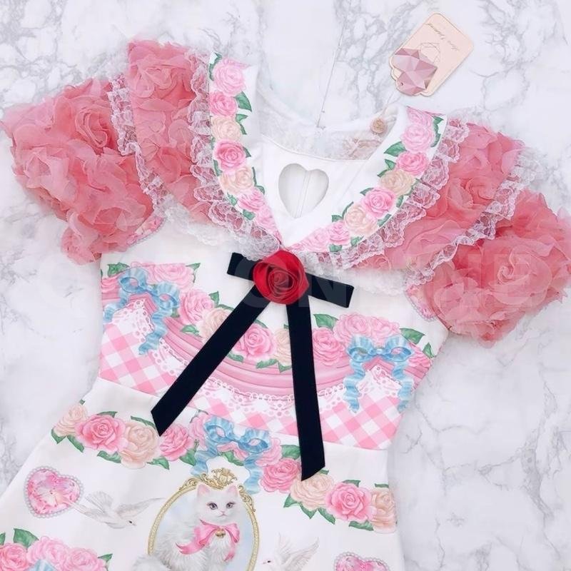 Maria Diamond สีชมพู One Moment Dress เดรสสั้นผ้าเปเป้พิมพ์ลาย แต่งผ้า 3D กุหลาบ อกฉลุหัวใจ มีซับใน ซิปหลัง