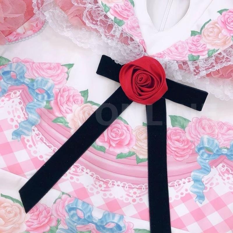 Maria Diamond สีชมพู One Moment Dress เดรสสั้นผ้าเปเป้พิมพ์ลาย แต่งผ้า 3D กุหลาบ อกฉลุหัวใจ มีซับใน ซิปหลัง