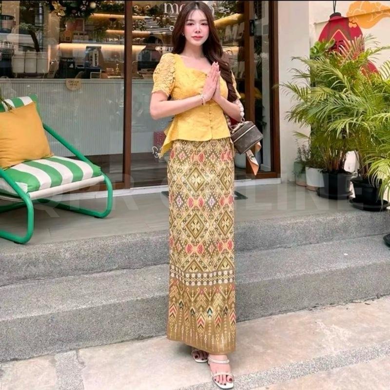 CLT ชุด2ชิ้น เสื้อ+กระโปร่งยาวสไตล์ไทย โทนสีเหลือง ดีไซน์ลายผ้าที่เป็นเอกลักษณ์ พร้อมกระเป๋าสัมผัส สำหรับสาวๆ ที่ชื่นชอบแฟชั่นสไตล์ไทย