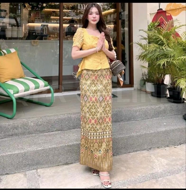 CLT ชุด2ชิ้น เสื้อ+กระโปร่งยาวสไตล์ไทย โทนสีเหลือง ดีไซน์ลายผ้าที่เป็นเอกลักษณ์ พร้อมกระเป๋าสัมผัส สำหรับสาวๆ ที่ชื่นชอบแฟชั่นสไตล์ไทย