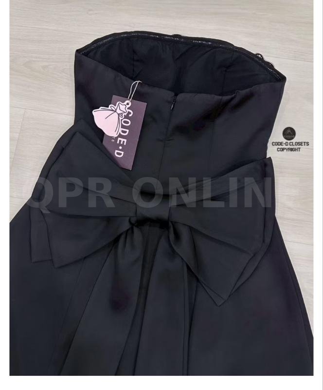 CODE-D CLOSETS COPYRIGHT Detail : มินิเดรสเกาะอก ด้านในแต่งแถบกันลื่นมาอย่างดี อกเสริมฟองน้ำ ดีไซน์แต่งดอกไม้3D ประดับลูกปัด เพิ่มความโดดเด่นอลังการสุดๆด้วยเข็มกลัดโบใหญ่ ติดด้านหลังของชุด (ถอดได้) ตั