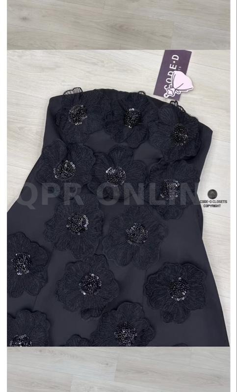CODE-D CLOSETS COPYRIGHT Detail : มินิเดรสเกาะอก ด้านในแต่งแถบกันลื่นมาอย่างดี อกเสริมฟองน้ำ ดีไซน์แต่งดอกไม้3D ประดับลูกปัด เพิ่มความโดดเด่นอลังการสุดๆด้วยเข็มกลัดโบใหญ่ ติดด้านหลังของชุด (ถอดได้) ตั
