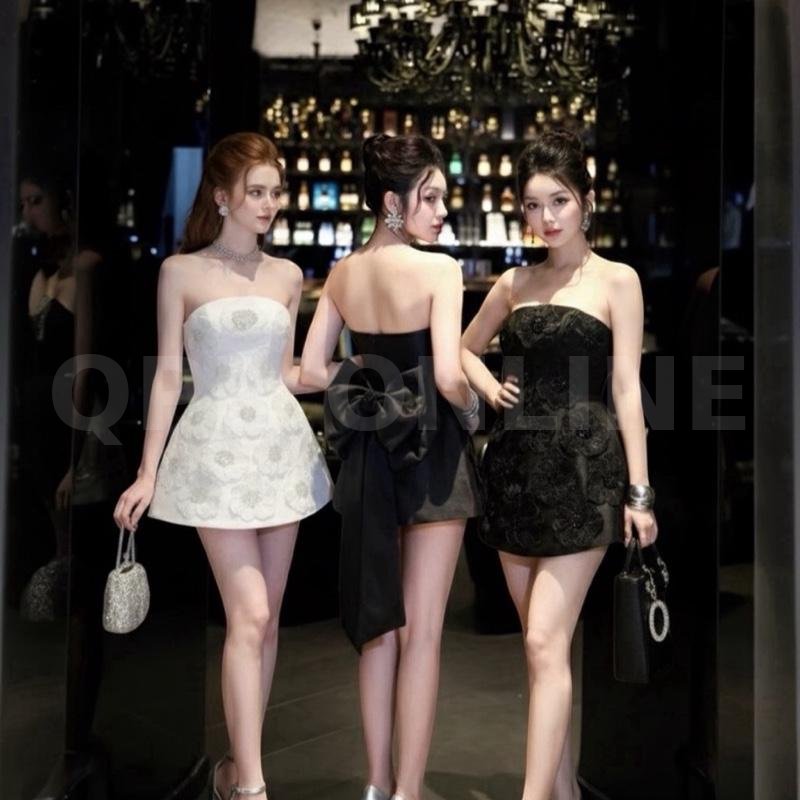 CODE-D CLOSETS COPYRIGHT Detail : มินิเดรสเกาะอก ด้านในแต่งแถบกันลื่นมาอย่างดี อกเสริมฟองน้ำ ดีไซน์แต่งดอกไม้3D ประดับลูกปัด เพิ่มความโดดเด่นอลังการสุดๆด้วยเข็มกลัดโบใหญ่ ติดด้านหลังของชุด (ถอดได้) ตั