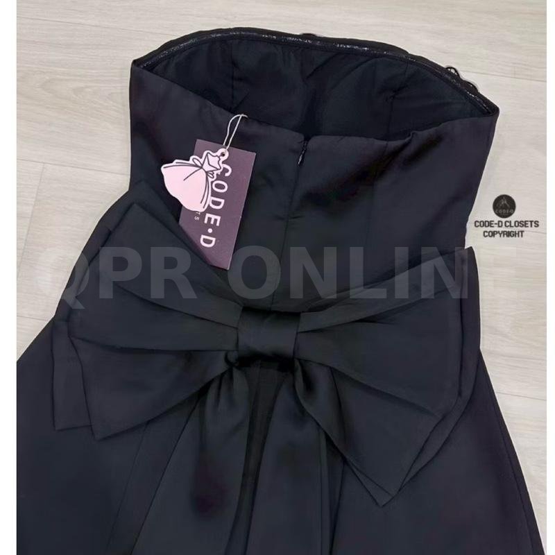 CODE-D CLOSETS COPYRIGHT Detail : มินิเดรสเกาะอก ด้านในแต่งแถบกันลื่นมาอย่างดี อกเสริมฟองน้ำ ดีไซน์แต่งดอกไม้3D ประดับลูกปัด เพิ่มความโดดเด่นอลังการสุดๆด้วยเข็มกลัดโบใหญ่ ติดด้านหลังของชุด (ถอดได้) ตั