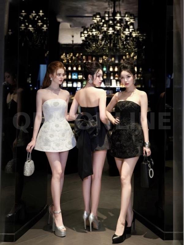 CODE-D CLOSETS COPYRIGHT Detail : มินิเดรสเกาะอก ด้านในแต่งแถบกันลื่นมาอย่างดี อกเสริมฟองน้ำ ดีไซน์แต่งดอกไม้3D ประดับลูกปัด เพิ่มความโดดเด่นอลังการสุดๆด้วยเข็มกลัดโบใหญ่ ติดด้านหลังของชุด (ถอดได้) ตั
