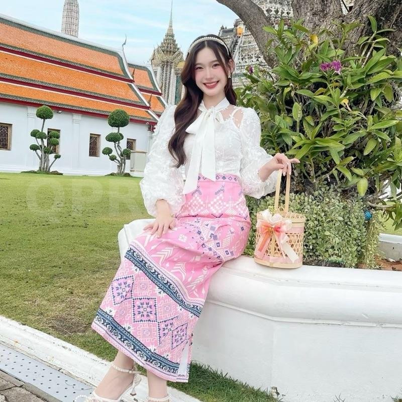 Maria Diamond มีให้เลือก 2 สี Pon Chee Wa ชุดไทยประยุกต์เซ็ต 3 ชิ้น เสื้อซับใน สายปรับได้ + เสอลูกเมแขนยาว + กระเปรงยาว พิมพ์ลายทบหน้า/เสือยาว22|กระโปรง ยาว38/0.5 ลงเดิม