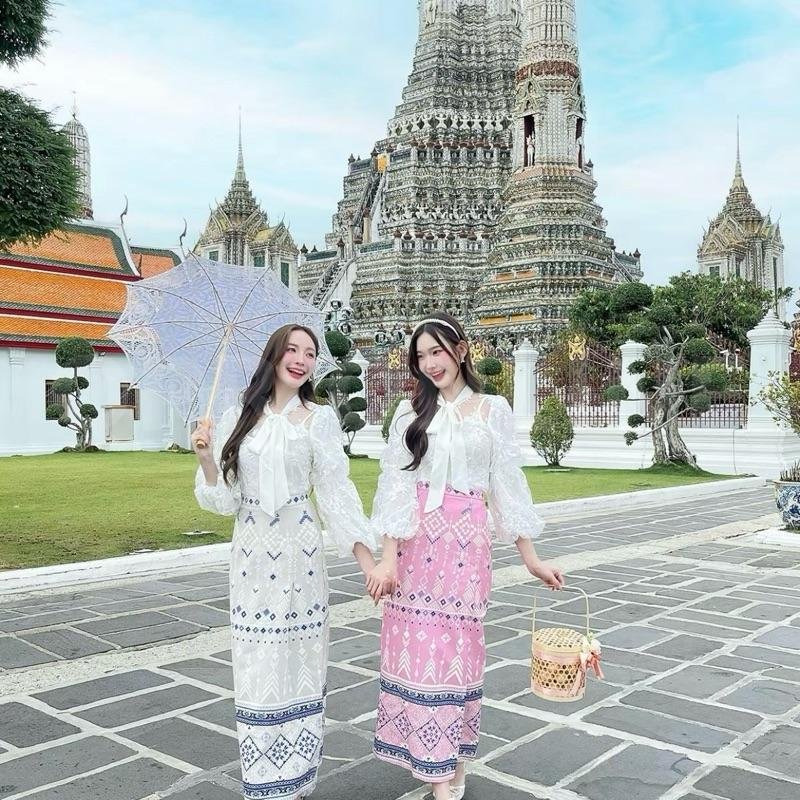 Maria Diamond มีให้เลือก 2 สี Pon Chee Wa ชุดไทยประยุกต์เซ็ต 3 ชิ้น เสื้อซับใน สายปรับได้ + เสอลูกเมแขนยาว + กระเปรงยาว พิมพ์ลายทบหน้า/เสือยาว22|กระโปรง ยาว38/0.5 ลงเดิม