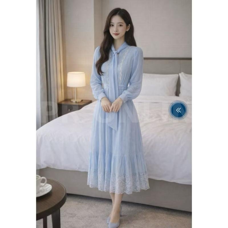 เดรสยาวสไตล์เกาหลี ตกแต่ง ริบบิ้นพลิ้ว + ลูกไม้ขอบ ระบาย ต่อผ้าดีไซน์พิเศษ เข้ารูปช่วงเอว ช่วยพรางหุ่น
